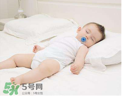 夏天寶寶需要穿襪子睡覺嗎？寶寶夏天睡覺要穿襪子嗎？