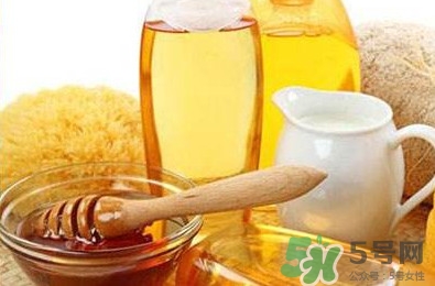 吃螃蟹可以喝蜂蜜水嗎？吃螃蟹能喝橙汁嗎？