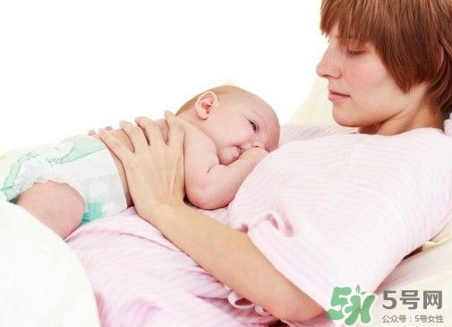 母乳喂養要喂水嗎？純母乳喂養要不要喂水？
