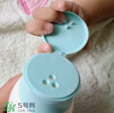 爽身粉可以擦臉上嗎？臉上可不可以涂爽身粉？