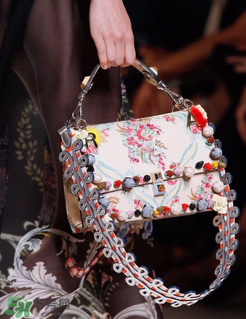 fendi kan i多少錢？芬迪kan i包包國(guó)內(nèi)專柜價(jià)格