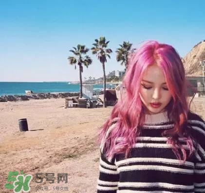 夏天頭發染什么顏色好看 夏天染什么顏色的頭發好看