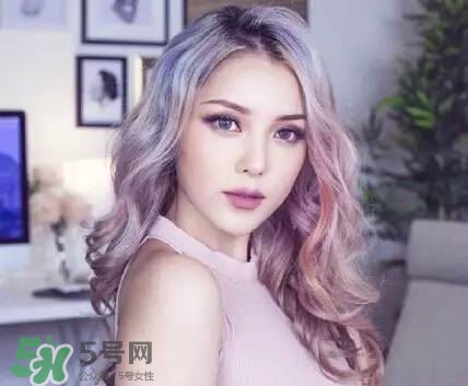 夏天頭發染什么顏色好看 夏天染什么顏色的頭發好看