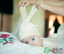 寶寶發燒是用熱毛巾還是冷毛巾敷？寶寶發燒用什么毛巾敷？