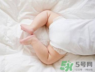 寶寶發燒是用熱毛巾還是冷毛巾敷？寶寶發燒用什么毛巾敷？