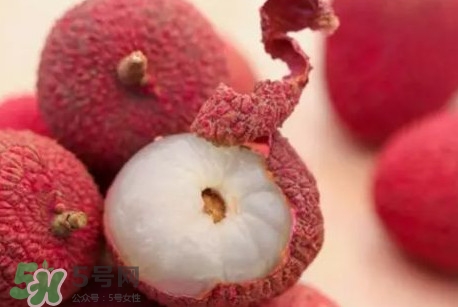 吃泡藥水的荔枝會得??？吃藥水的荔枝會得手足口?。?></p><p>農(nóng)業(yè)部規(guī)定允許使用的殺菌劑和保鮮劑包括抑霉唑、咪鮮安、特克多、噻菌靈等。它們的毒性都不高，而且用量有嚴(yán)格限制，只要合理使用、符合標(biāo)準(zhǔn)要求，一般并不會對人體造成危害。</p><p>當(dāng)然，隨著人們對食品安全的重視，現(xiàn)在世界各國也都在尋找更加健康、安全的處理方法，比如調(diào)節(jié)儲藏環(huán)境的空氣、溫度以及生物保鮮等方法，殺菌劑的使用也受到了更多限制。不過，這些新型的保鮮方法還不夠成熟，目前荔枝保鮮依然無法完全脫離殺菌劑。所以，現(xiàn)在我們只好在荔枝變壞與適當(dāng)使用殺菌劑之間做一個權(quán)衡了。</p><h3>吃藥水的荔枝會得手足口病</h3><p style=