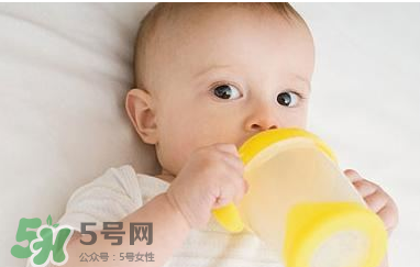 母乳寶寶要比喂奶粉的寶寶體質好嗎 母乳比奶粉營養嗎？