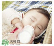 母乳寶寶要比喂奶粉的寶寶體質好嗎 母乳比奶粉營養嗎？