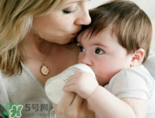 母乳寶寶要比喂奶粉的寶寶體質好嗎 母乳比奶粉營養嗎？