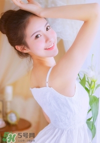 化完妝臉上出油是什么原因？化完妝臉上出油怎么辦？