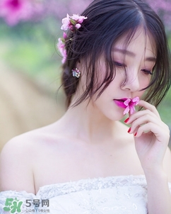化完妝臉上出油是什么原因？化完妝臉上出油怎么辦？