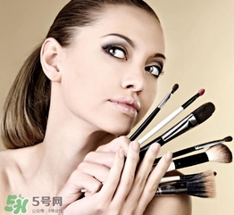 化妝后臉癢是怎么回事？化妝后臉癢怎么辦？