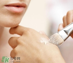 化妝后臉癢是怎么回事？化妝后臉癢怎么辦？