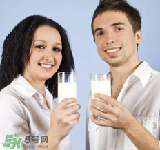 脫脂奶粉什么時候喝最好？脫脂奶粉什么時候喝？