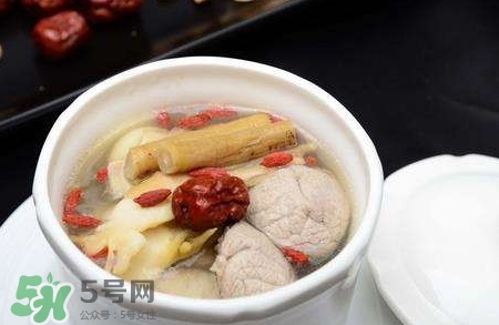 頭發干燥吃什么可以改善_頭發干燥吃什么水果好