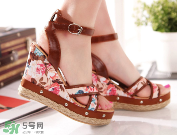 夏天穿涼鞋腳出汗怎么辦？夏天穿涼鞋腳臭怎么辦？