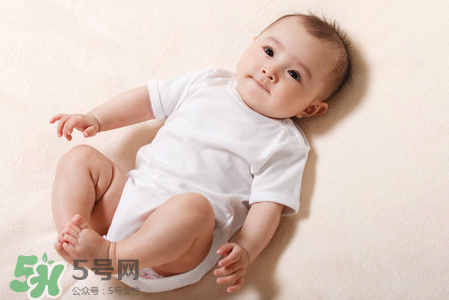 母乳喂養(yǎng)胸部一大一小怎么辦？母乳喂養(yǎng)會導(dǎo)致胸不對稱嗎？