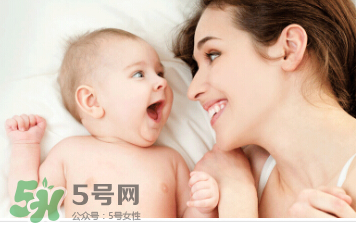 母乳喂養(yǎng)胸部一大一小怎么辦？母乳喂養(yǎng)會導(dǎo)致胸不對稱嗎？