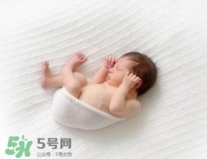 新生兒能用母乳洗臉嗎？新生兒能用母乳擦臉嗎？