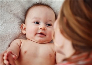 母乳喂養(yǎng)胸部一大一小怎么辦？母乳喂養(yǎng)會(huì)導(dǎo)致胸不對(duì)稱嗎？