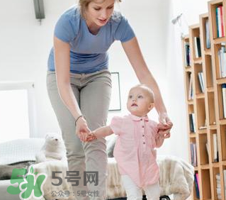 怎么糾正寶寶內八字腳？寶寶八字腳幾歲前可以糾正？