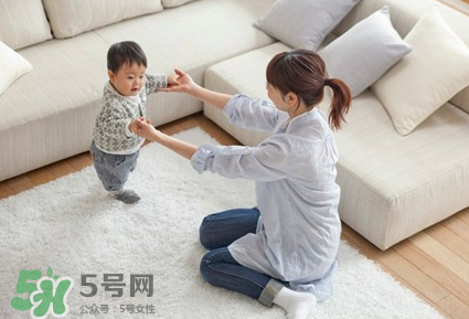 怎么糾正寶寶內八字腳？寶寶八字腳幾歲前可以糾正？