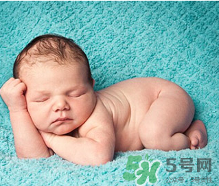 新生兒吃母乳拉奶瓣是怎么回事？新生兒吃母乳會拉奶瓣嗎？