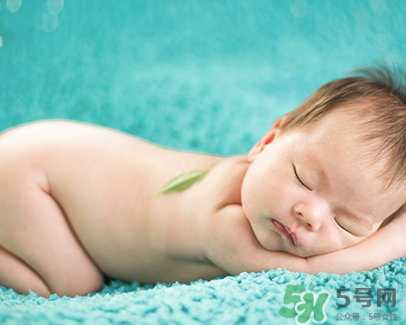 新生兒吃母乳拉奶瓣是怎么回事？新生兒吃母乳會拉奶瓣嗎？