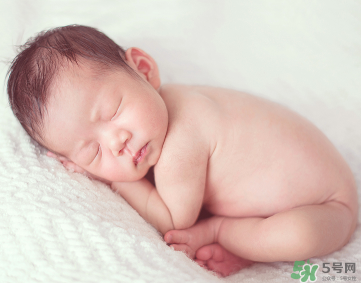 新生兒吃母乳拉奶瓣是怎么回事？新生兒吃母乳會拉奶瓣嗎？