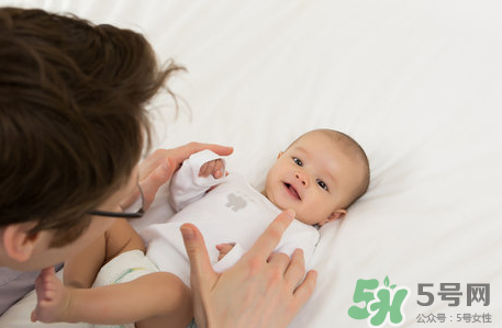 新生兒吃母乳放屁拉稀正常嗎？新生兒吃母乳拉黃水正常嗎？