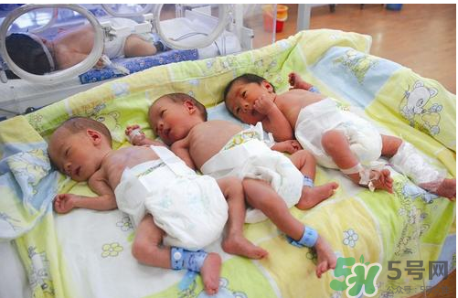 新生兒吃母乳放屁拉稀正常嗎？新生兒吃母乳拉黃水正常嗎？