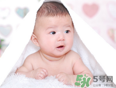 新生兒吃母乳放屁拉稀正常嗎？新生兒吃母乳拉黃水正常嗎？