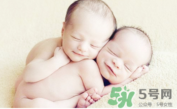 新生兒吃母乳放屁拉稀正常嗎？新生兒吃母乳拉黃水正常嗎？
