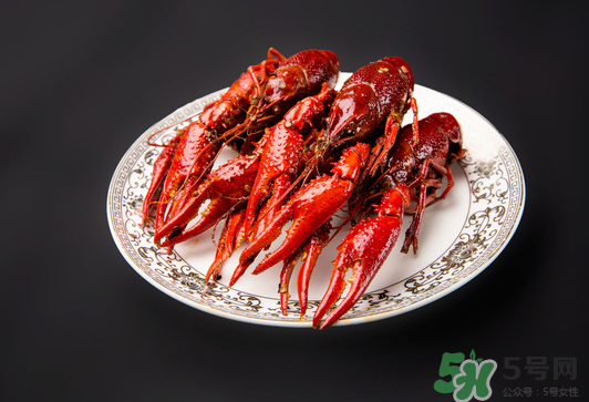 做麻辣小龍蝦放什么調(diào)料？麻辣小龍蝦可以放什么菜？