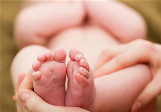 新生兒吃母乳拉奶瓣是怎么回事？新生兒吃母乳會拉奶瓣嗎？