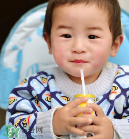 兒童能喝老年人奶粉嗎？老年人奶粉小孩能不能喝？