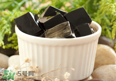 龜苓膏是烏龜做的嗎？龜苓膏是什么做的？