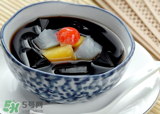 龜苓膏是烏龜做的嗎？龜苓膏是什么做的？