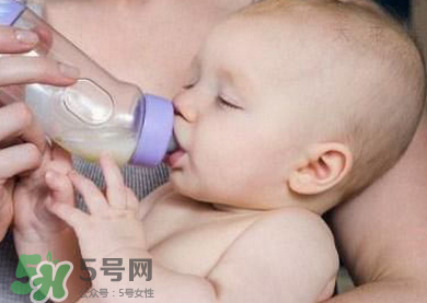 嬰兒吐奶有黃水怎么辦？嬰兒吐奶會(huì)吐黃水嗎？