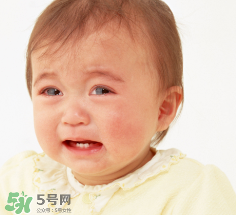 寶寶吐奶和哭有關(guān)系嗎？寶寶哭會引起吐奶嗎？