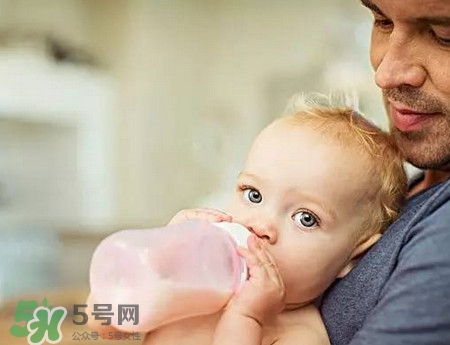 嬰兒吐奶和溢奶的區別 嬰兒溢奶和吐奶有何不同？