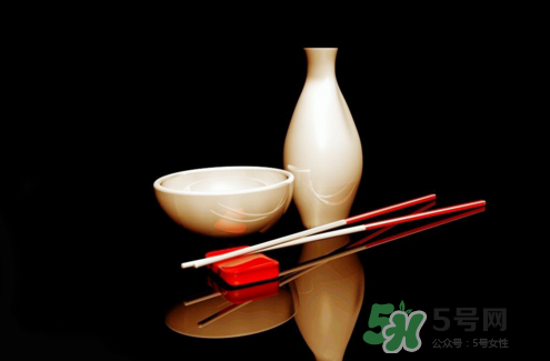 三伏天可以喝白酒嗎？三伏天喝白酒好還是啤酒？