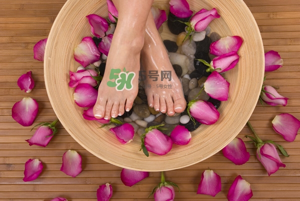 三伏天泡腳可以驅(qū)寒嗎？用什么泡腳可以驅(qū)寒？