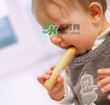 寶寶沒長牙能吃磨牙棒嗎？寶寶沒長牙可以吃磨牙餅干嗎？