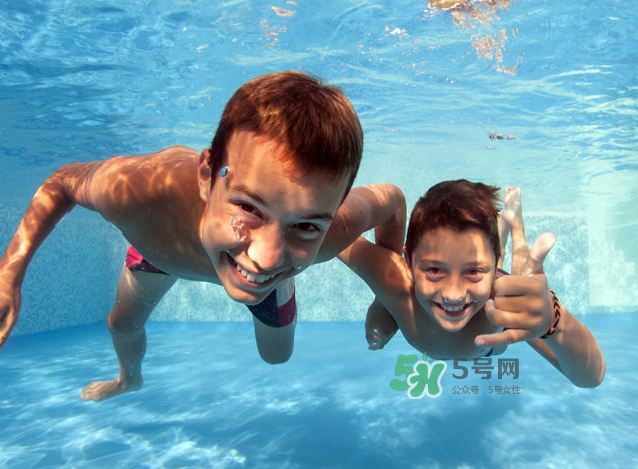 游泳為什么要穿泳衣？為什么游泳要穿泳衣？