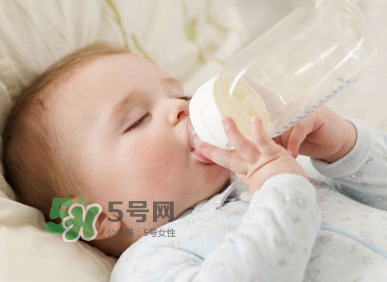 夏季寶寶脫水有什么癥狀 夏季寶寶脫水的表現