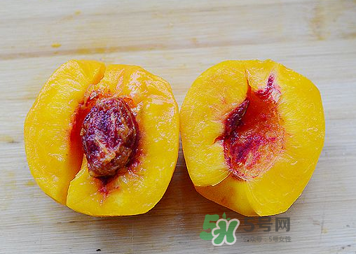 來月經可以吃黃桃嗎？大姨媽來了可以吃黃桃嗎？