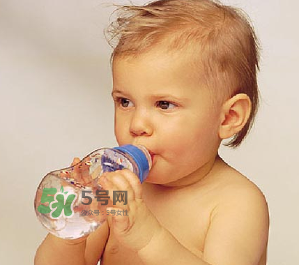 寶寶能喝蜂蜜水嗎？蜂蜜水寶寶能長期喝嗎？
