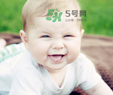 夏天寶寶頭上長紅疙瘩怎么回事？夏天寶寶頭上長東西怎么辦？