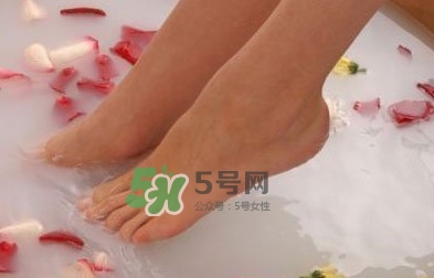 花椒水泡腳能治白發嗎？花椒水泡腳的禁忌